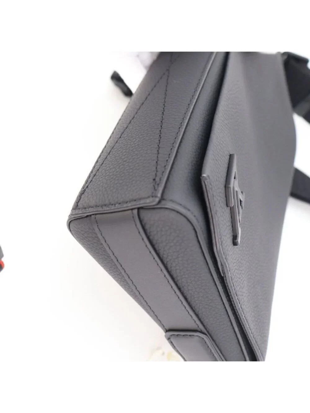 Louis Vuitton Takeoff Messenger Shoulder